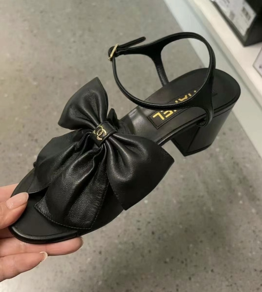 上品おリボンが主役 適度なヒールがあって可愛い CHANELサンダル