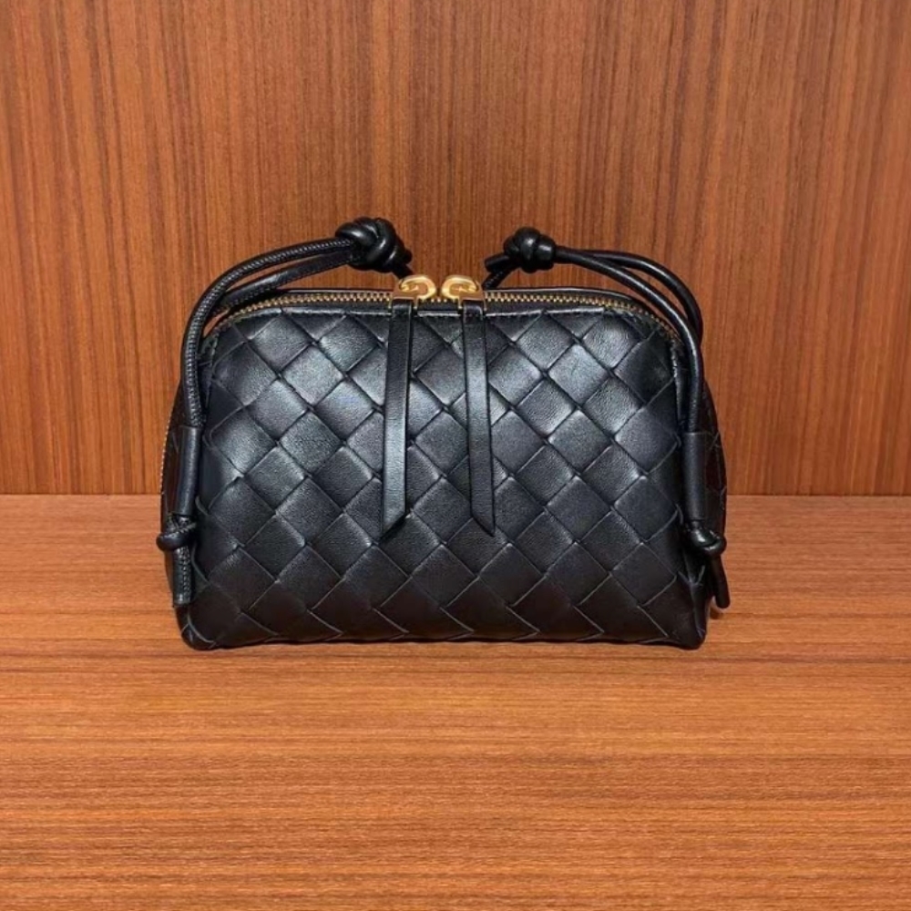 BOTTEGA VENETA イントレチャート ビューティーポーチ 三越伊勢丹 | Bottega Veneta/ボッテガ・ヴェネタ_Women通販
