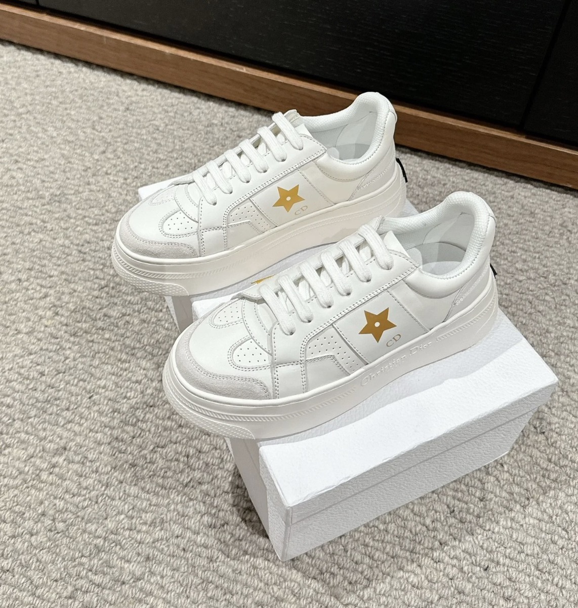 厚底でスタイルアップ叶うDiorStarプラットフォームスニーカー
