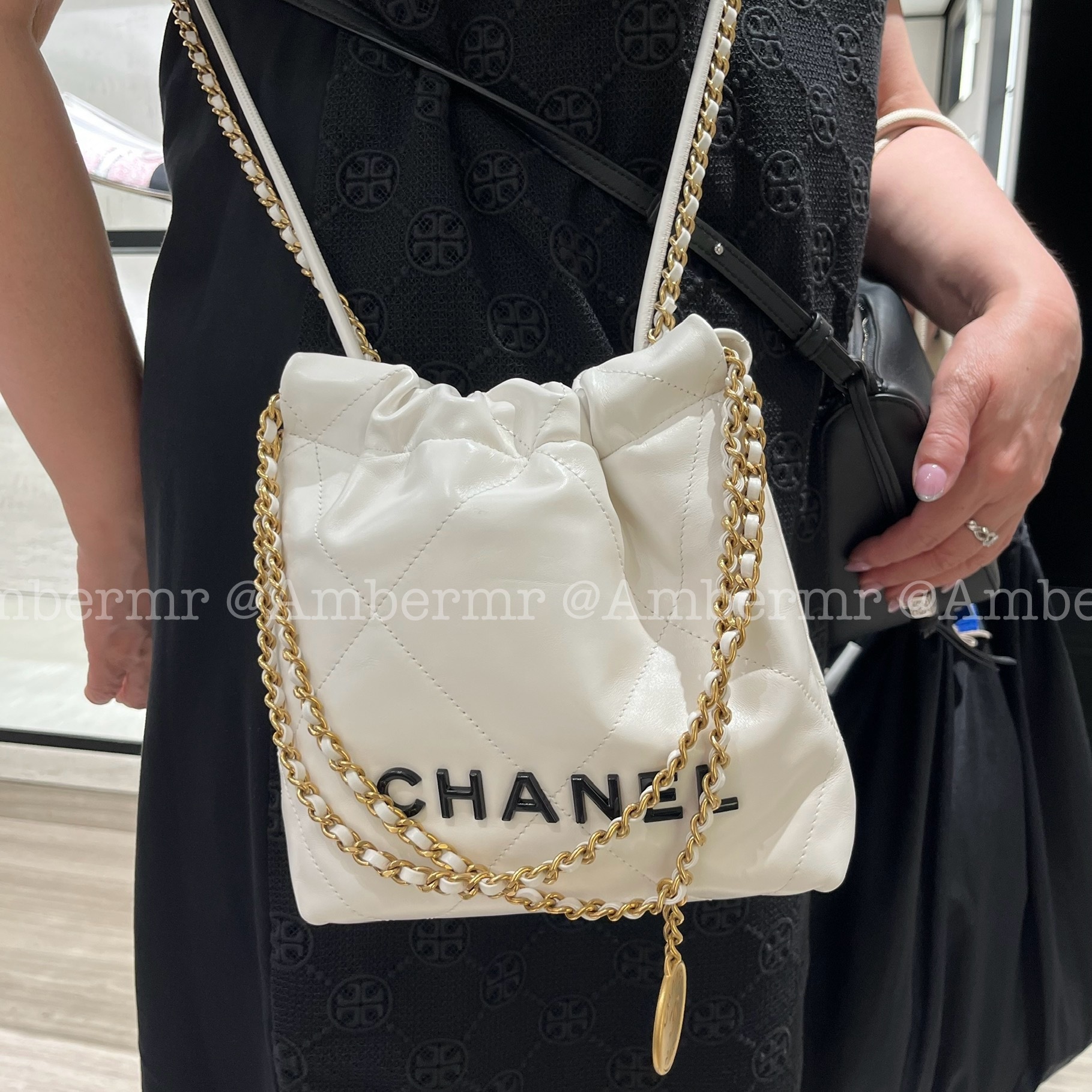 大人気CHANEL シャネル22 ミニショルダーバッグ_CCマーク 黒ロゴ