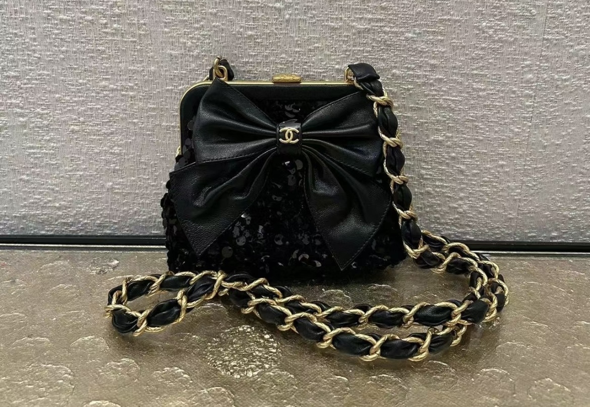 パーティシーンに良さそう CHANEL チェーンクラッチショルダー