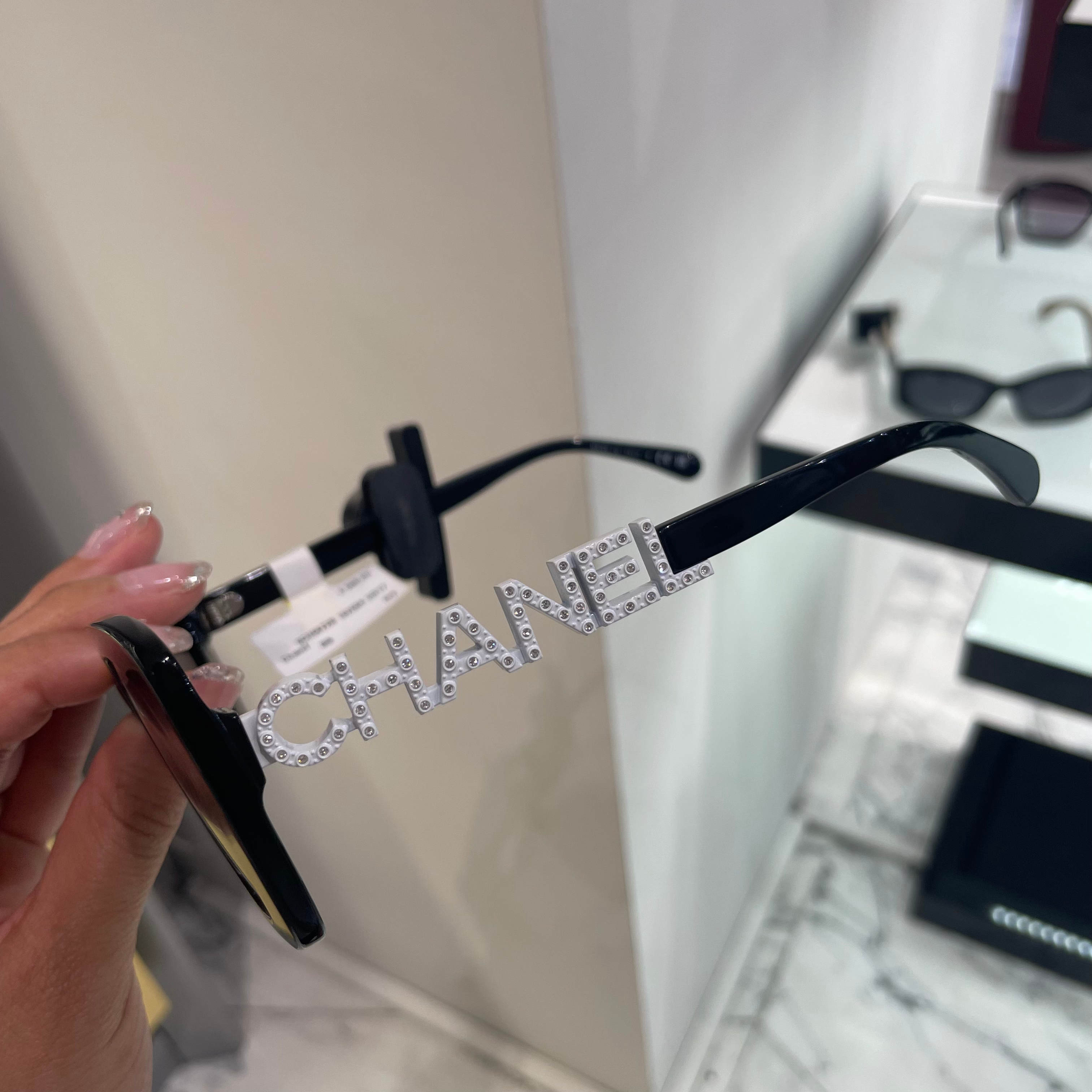 ロゴフレームがお洒落♡【CHANEL】スクエア サングラス (CHANEL