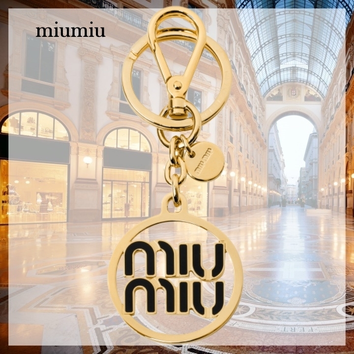 【MIUMIU】人気沸騰！lady's ロゴ バッグチャーム ゴールド ゴールド（金色）系 MiuMiu(ミュウミュウ) バッグチャーム
