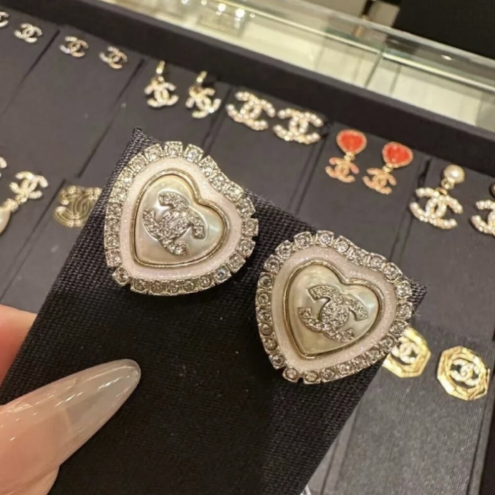 【キラキラ輝くビジューが可愛い＊】CHANEL ピアス CC ハート