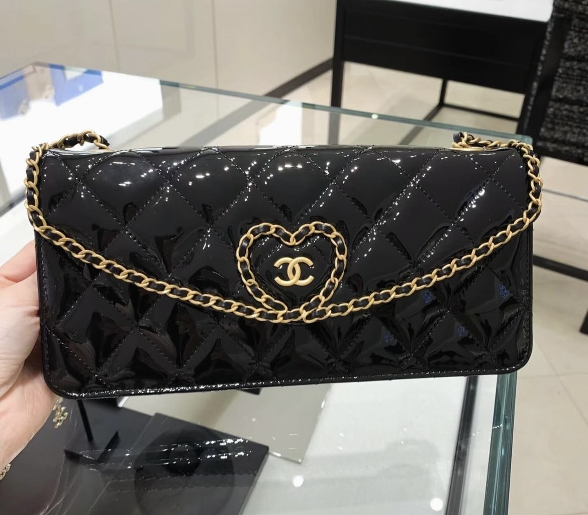 インパクト大CHANEL ロングフラップバッグ パテントカーフスキン