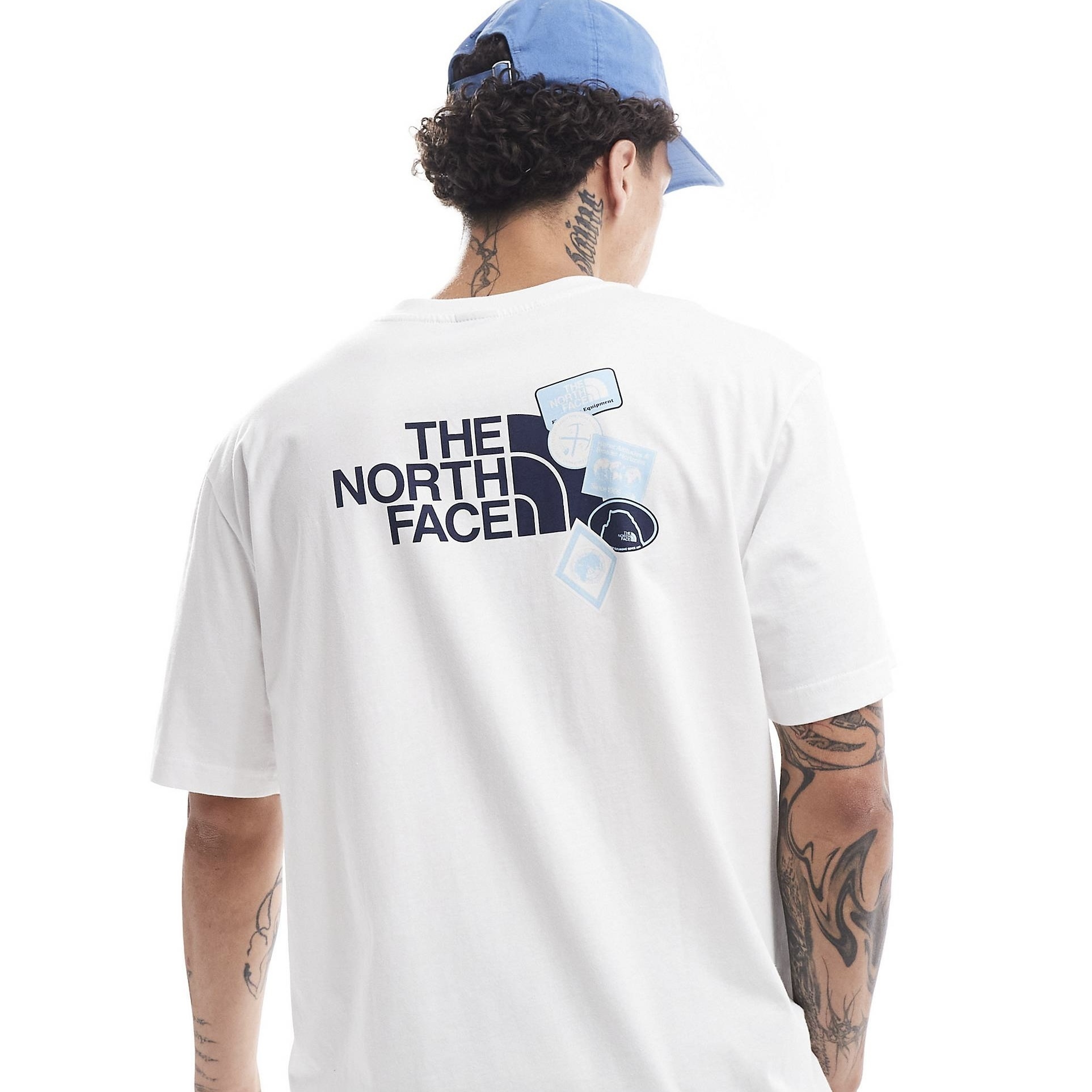 THE NORTH FACE★ TシャツStickers海外限定ブラック 海外限定】TNF Expedition Stickersオーバーサイズ T-shirt (THE