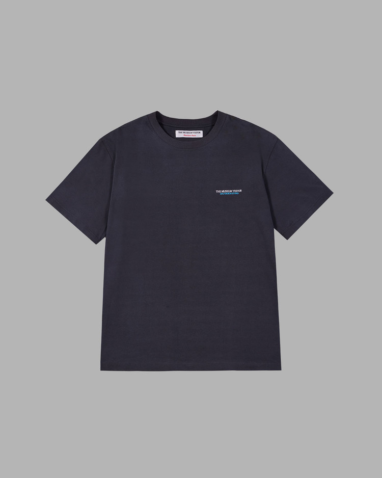 【THE MUSEUM VISITOR】LOGO SPRAY WASHED T-SHIRTS (CHARCOAL)