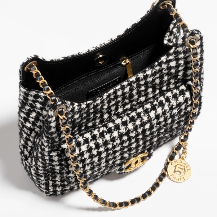 シックでお洒落☆【CHANEL】24新作 ホーボー バッグ コットン シックでお洒落☆【CHANEL】24新作 ホーボー バッグ コットン