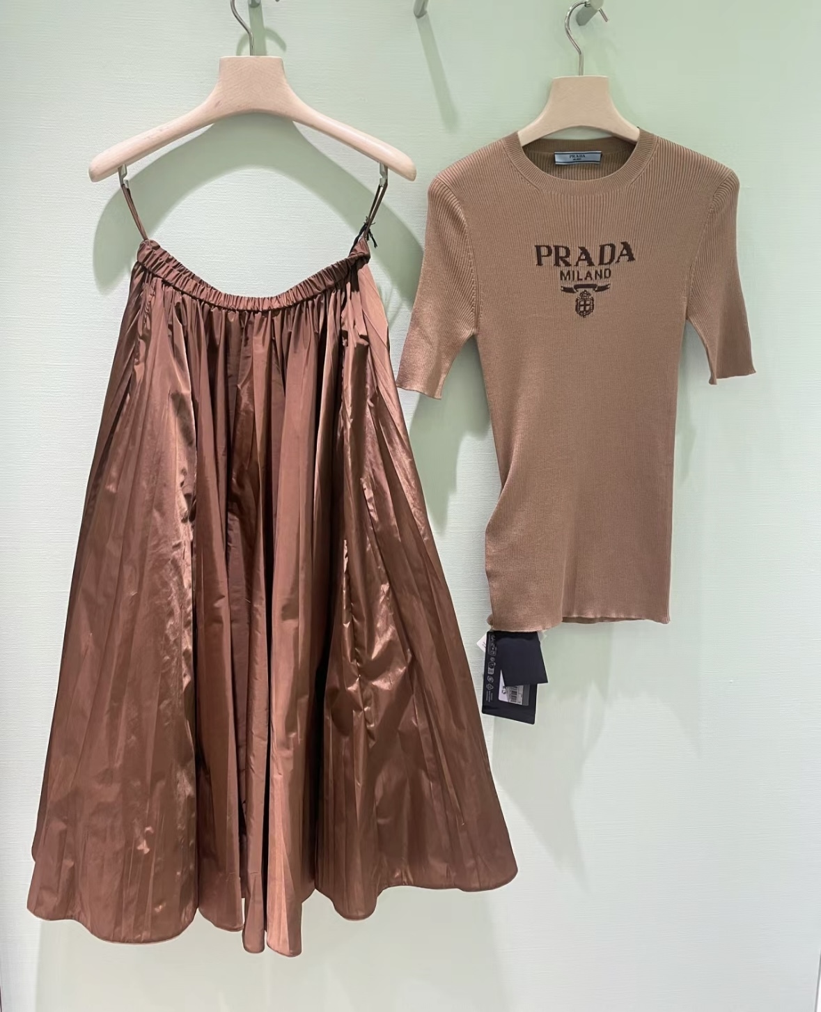 着回しが効く☆1枚でもインナーでも☆PRADA☆シルクロゴニット