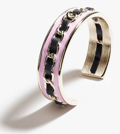 【重ね付けしても可愛い♪】CHANEL バングル レザー CCマーク 重ね付けしても可愛い♪】CHANEL バングル レザー CCマーク