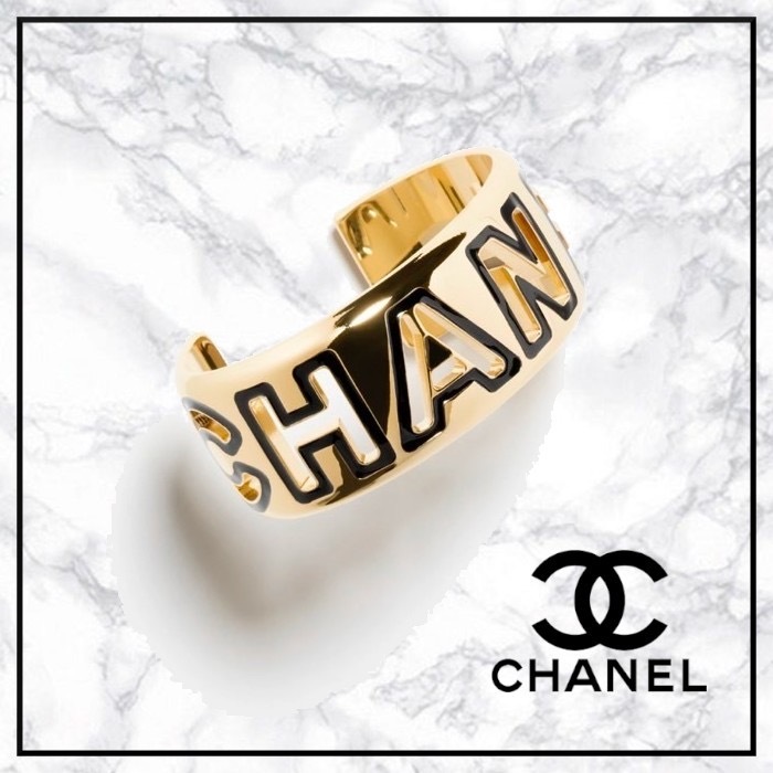 【CHANEL】バングル CCロゴ ゴールド ワンピース水着に合う 24SS POPな文字とゴールドがどんなスタイルにも合う CHANEL バングル