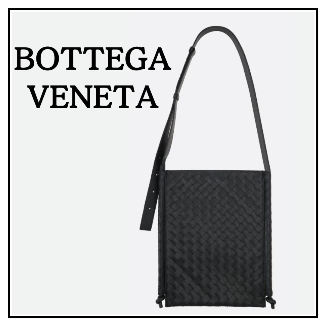 【Bottega Veneta】フラットループミディアムクロスボディバッグ