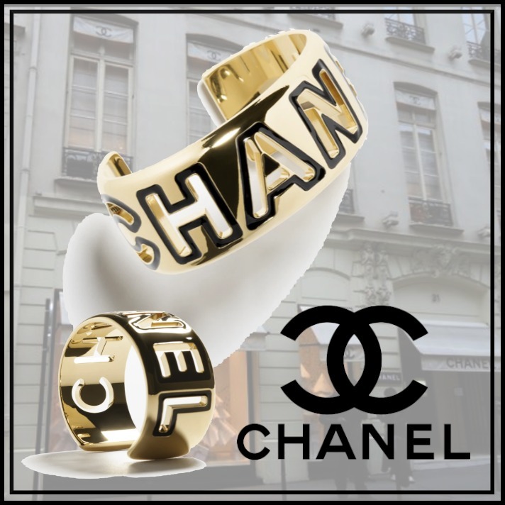 POPな文字とゴールドがどんなスタイルにも合うCHANELバングル