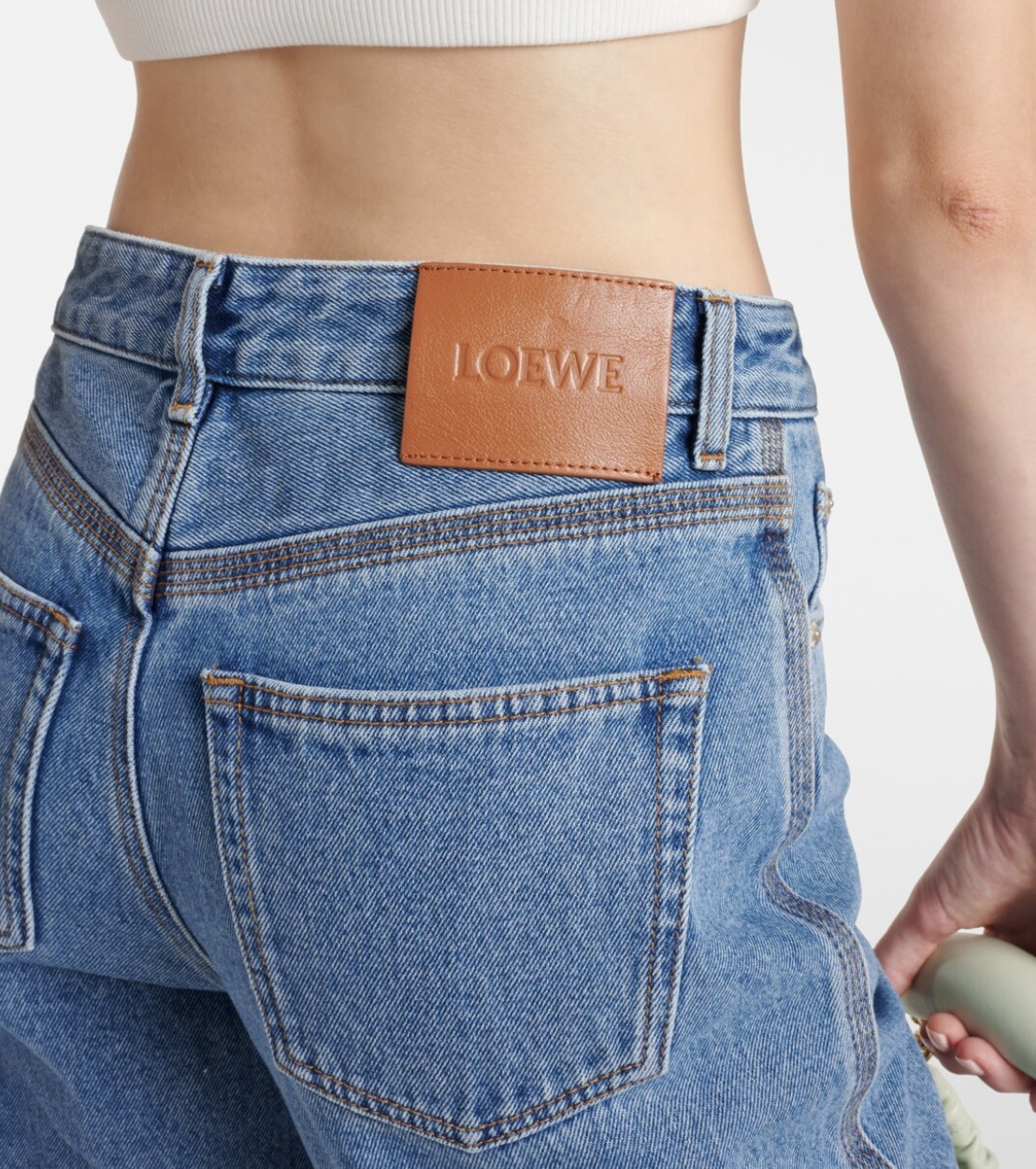 Loewe アナグラム ミッドライズ クロップド ストレート ジーンズ LOEWE】アナグラムミッドライズクロップドストレートジーンズ