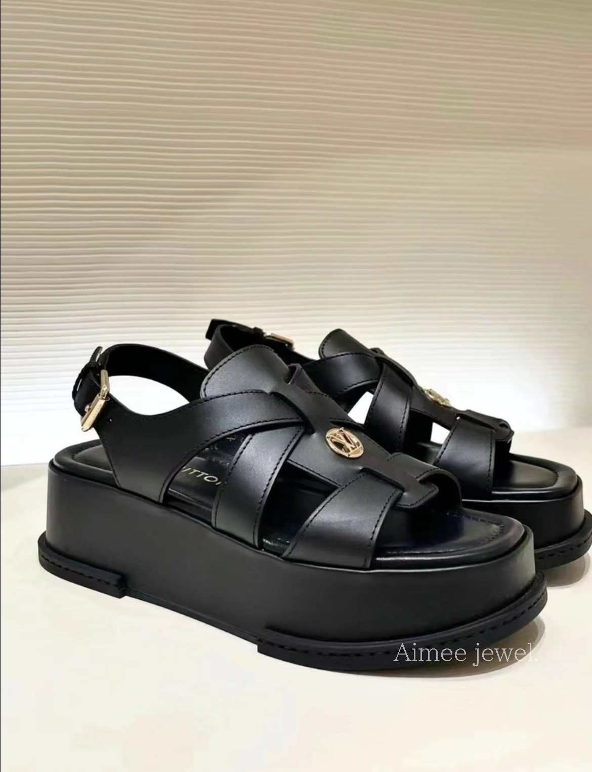 *どんなコーデにも【Louis Vuitton】マヤ・ラインサンダル 厚底 どんなコーデにも【Louis Vuitton】マヤ・ラインサンダル 厚底 Ω