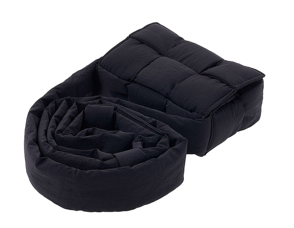 【BOTTEGA VENETA】★送料・関税込★パディングカセットバッグ ☆関税込☆BOTTEGA VENETA☆ カセット ショルダーバッグ☆BLACK