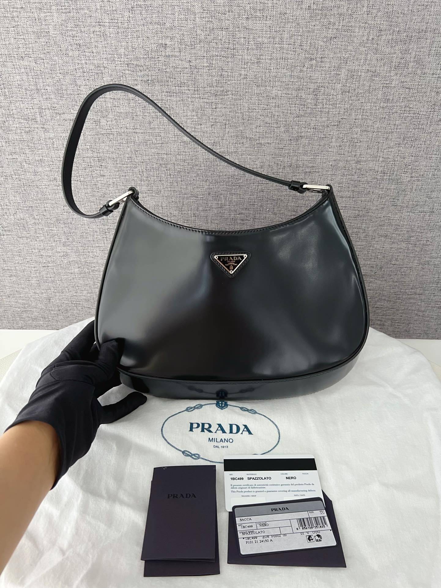 ★送料込★PRADA ブラックのブラッシュ仕上げ Cleo バッグ