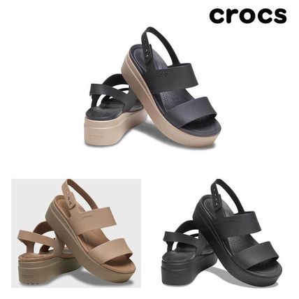 サンダル・ミュール Crocs Sandals セール】CROCS BROOKLYN STRAPPY LOW WEDGE クロックス