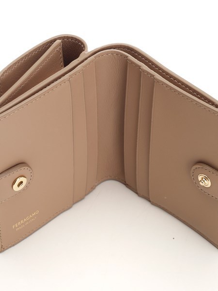 関税込【Ferragamo】ガンチーニ コンパクトウォレット ベージュ フェラガモ 二つ折り財布 ガンチーニ コンパクト財布 ベージュ