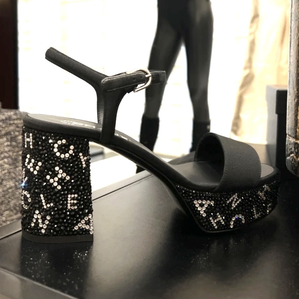 【完売間近★CHANEL】 CC ビジュー厚底サンダル すぐ届く！店舗完売 激レア☆ CHANEL CC ビジュー厚底サンダル