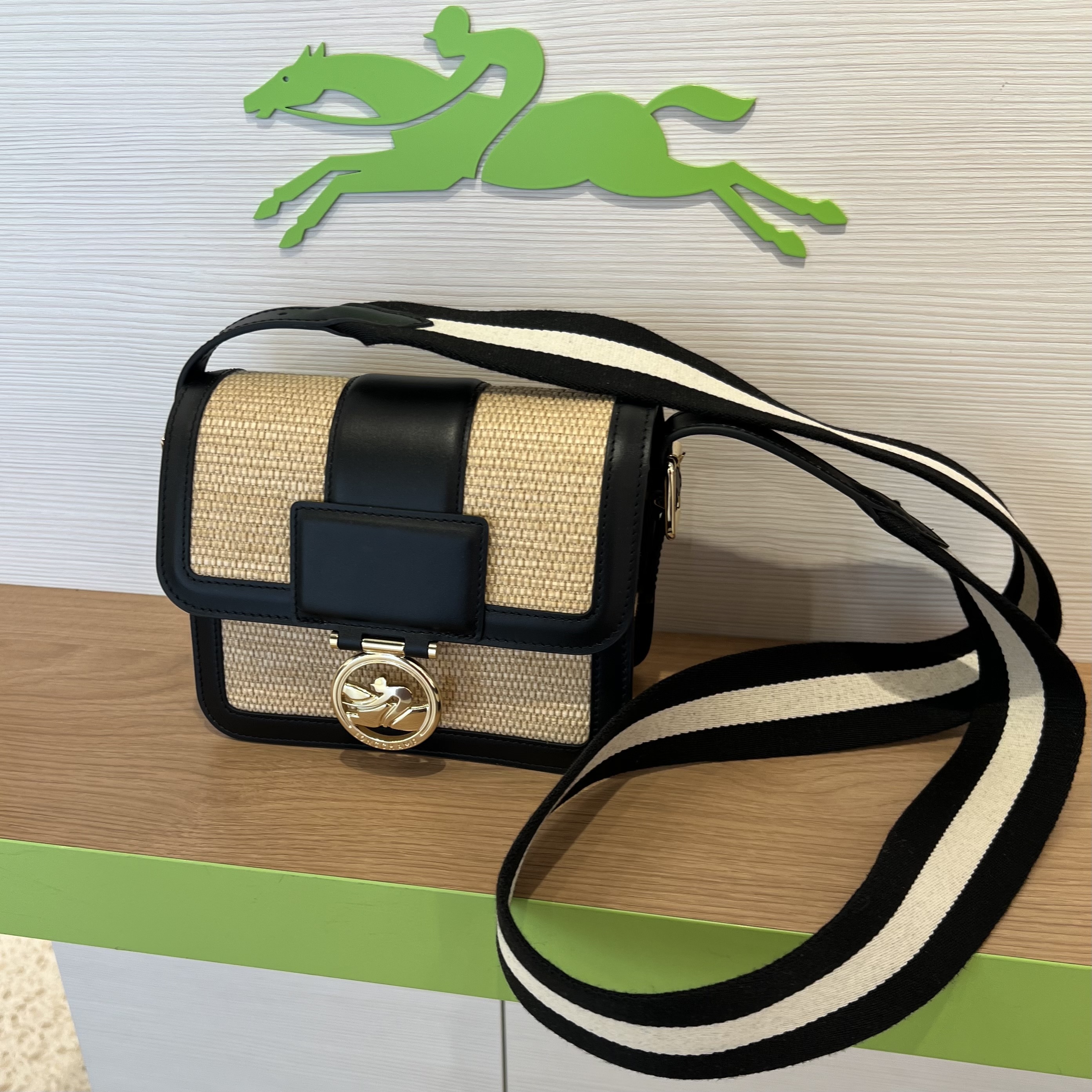 LONGCHAMP (ロンシャン)直営OUTLET エレガントショルダーバッグ
