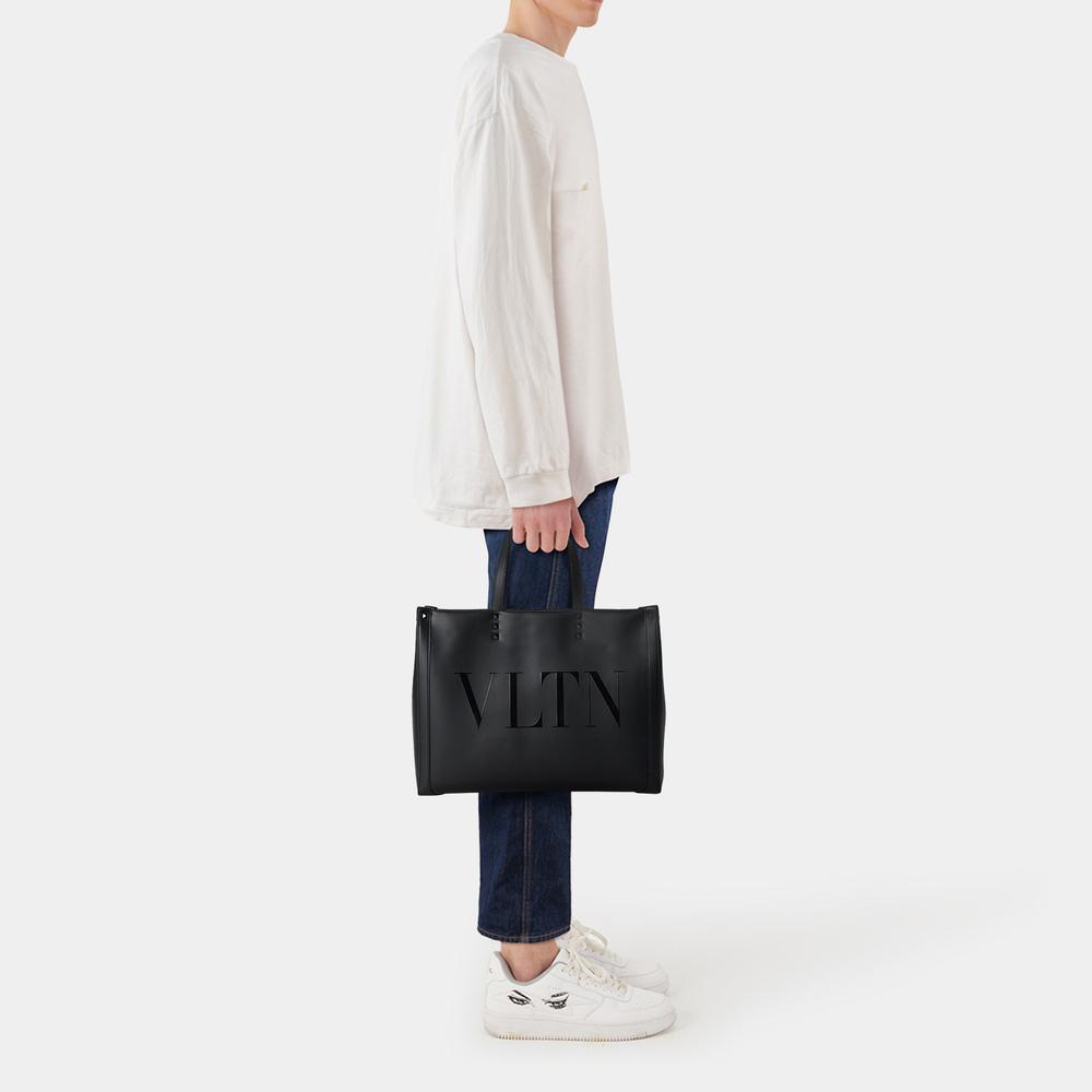 《VALENTINO》 B0A35BHY 0NO VLTN ロゴトートバッグ