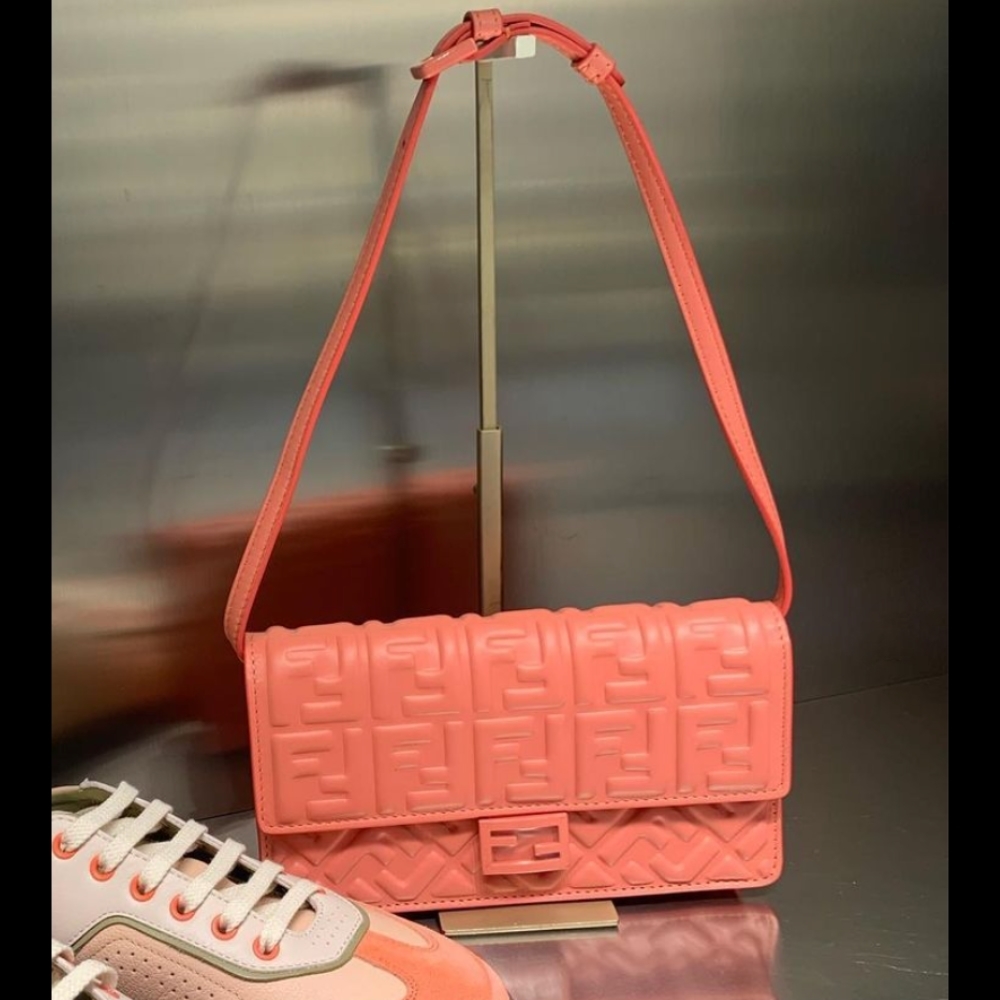 24SS【FENDI】財布内蔵ミニバッグ バゲット ピンクナッパレザー