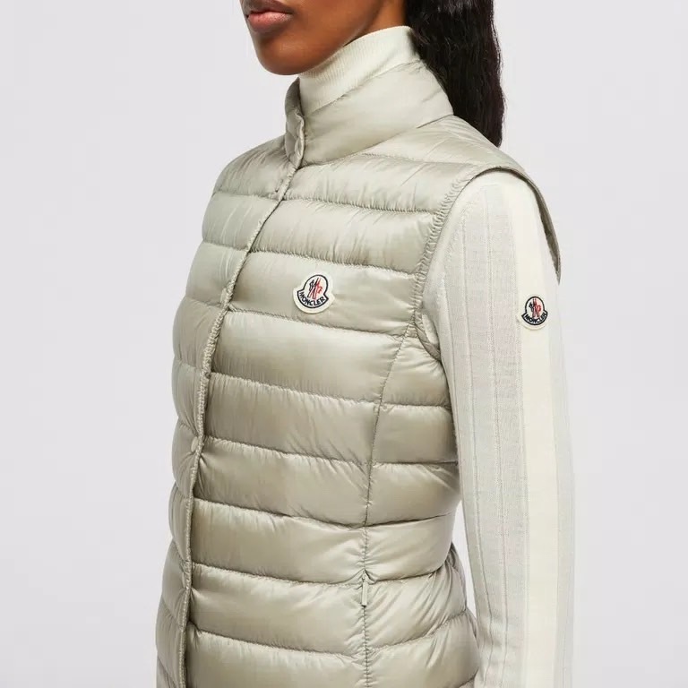 【MONCLER】\"LIANE\" ロゴパッチ入り ハイネックダウンベスト/3色