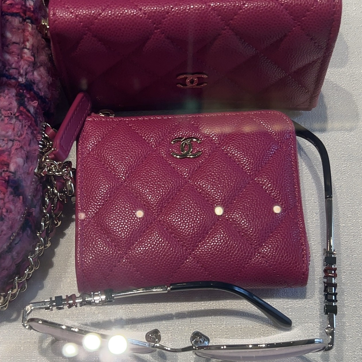 【コンパクトなのにお札も小銭も入る！】CHANEL ミニ財布 L字