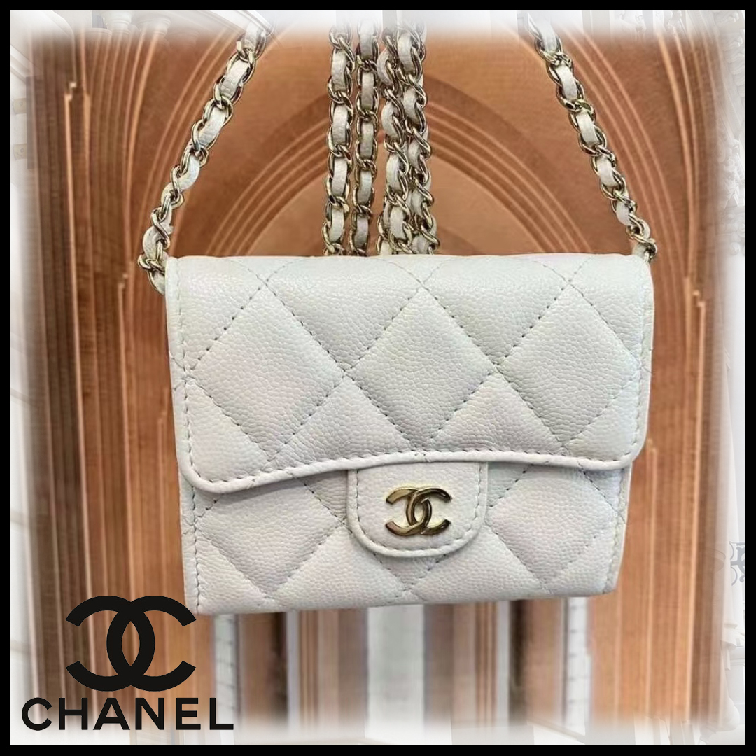上品に映えるホワイト♡【CHANEL】チェーンクラッチ