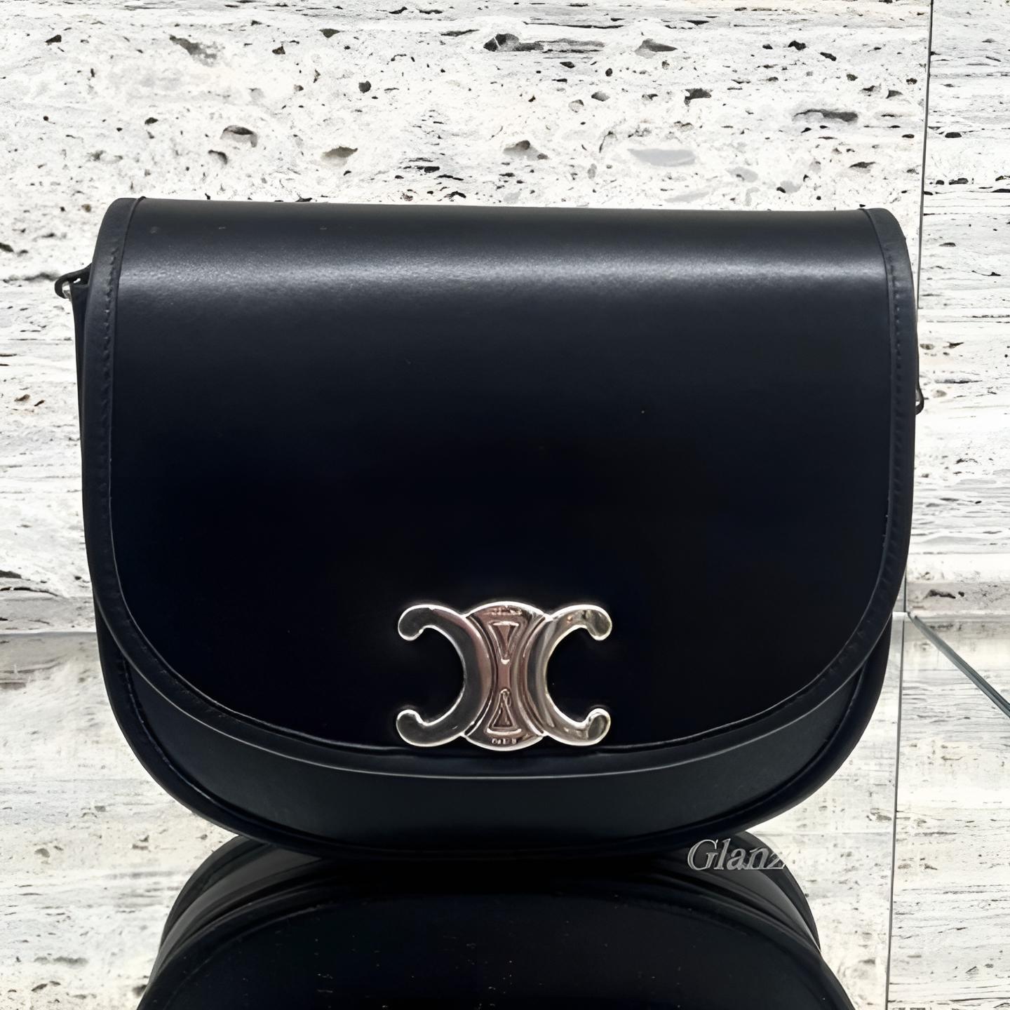 絶妙な存在感☆【CELINE】ミディアム ブザス トリオンフ バック