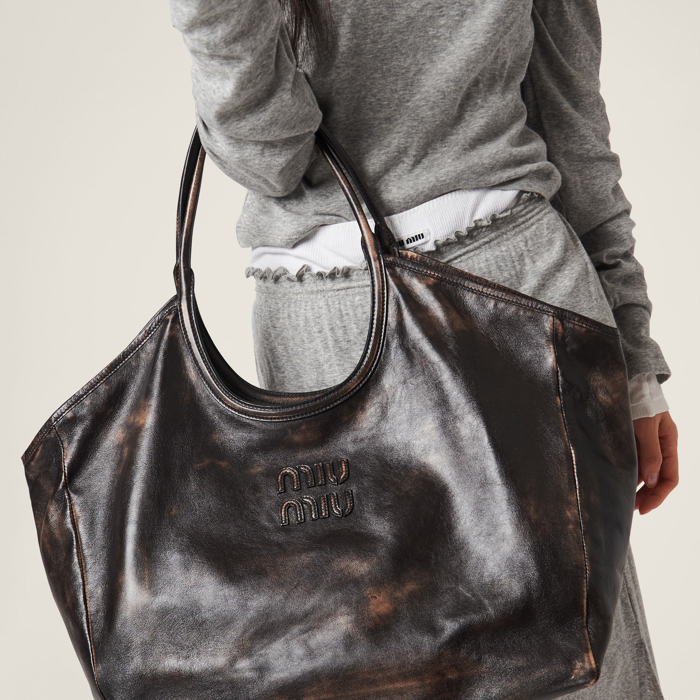 《送料無料》 MIU MIU Leather tote bag