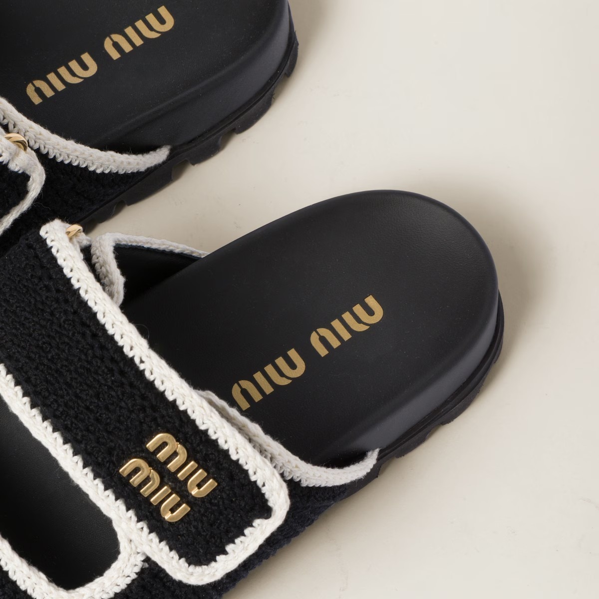 《送料無料》 MIU MIU Crochet knit slides