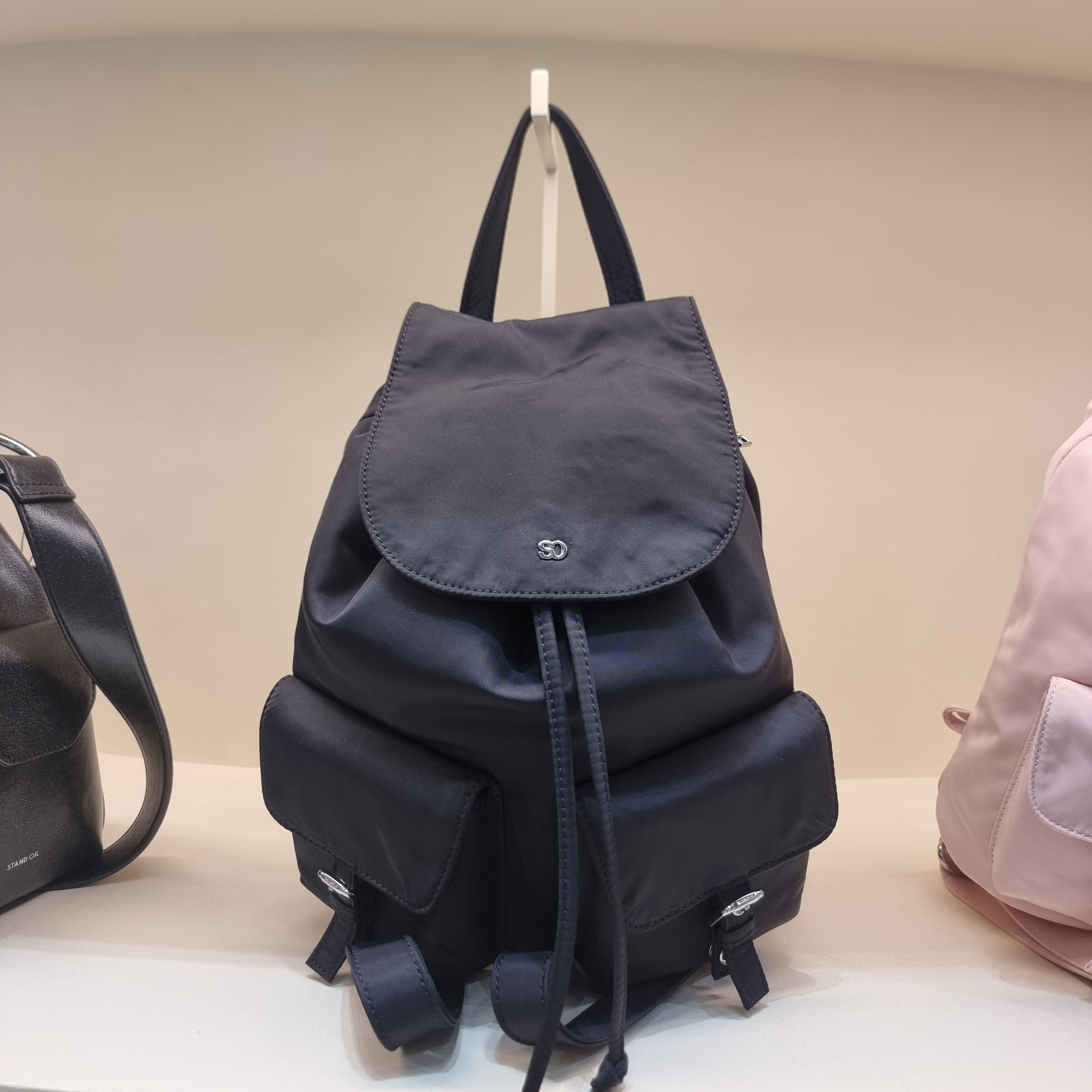 Hug Backpack / Black· ハグバックパック (ブラック) – Stand