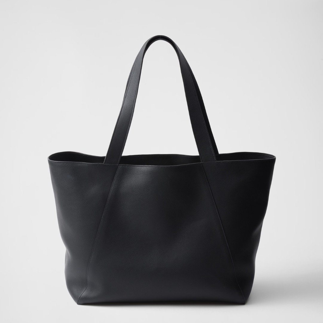 プラダ ソフトグレイン レザー トートバッグ ブラック ラージ ソフトグレインレザー トートバッグ | PRADA