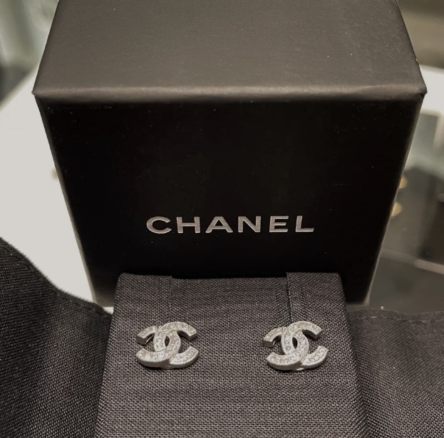 《大人気！再入荷》CHANEL 小ぶり ピアス ロゴ