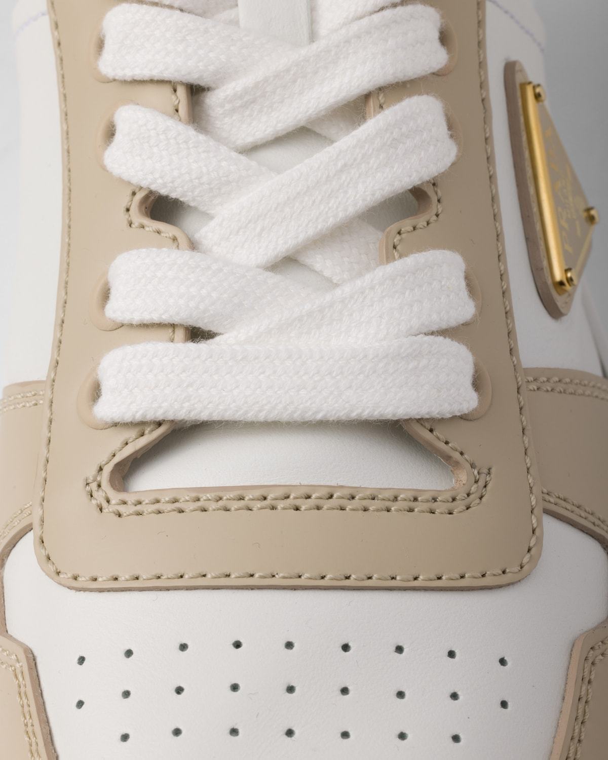 PRADA 洗練 ロゴ Downtown Bold レザー スニーカー White Downtown Bold Leather Sneakers | PRADA