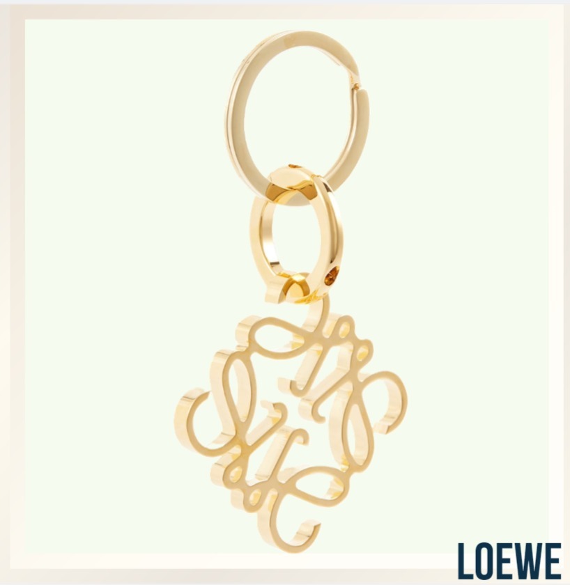 輝くゴールドが魅力的≪LOEWE≫アナグラムキーリング