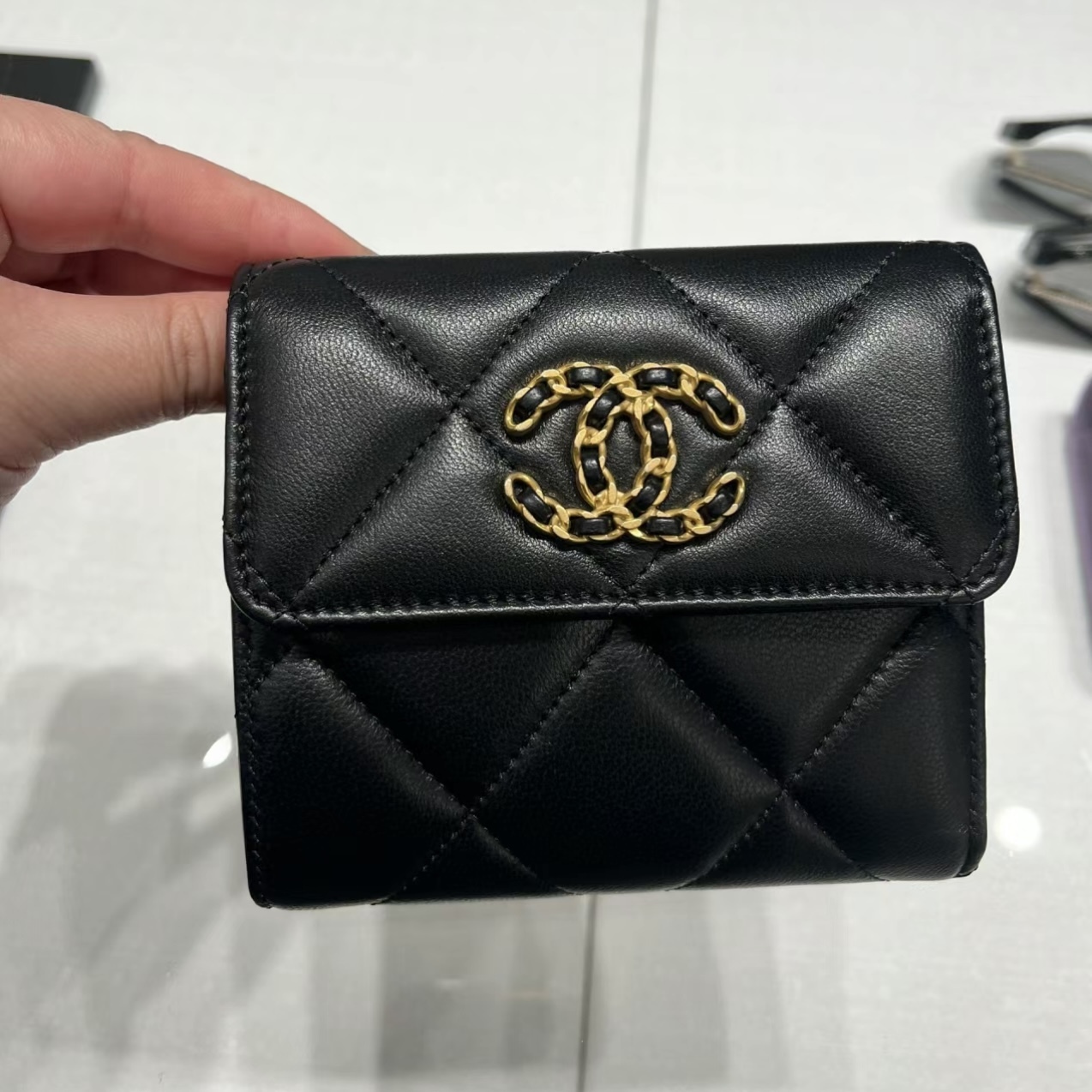 【コンパクトで持ち運び便利♪】CHANEL 19 折りたたみ財布