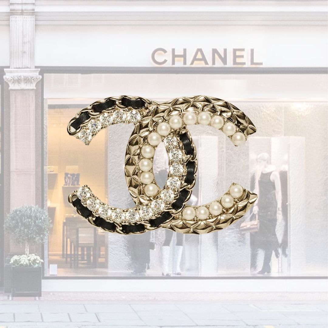 【CHANEL】CCロゴブローチ クリスタル＆パール ジャケットに合う