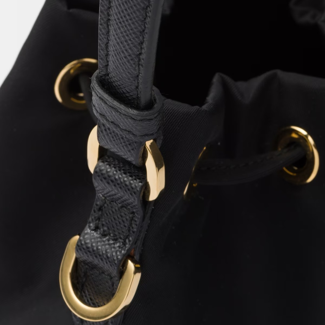 【PRADA】リナイロン巾着 ミニバック/送料込 ☆Prada プラダ☆Re-Nylon 巾着 ポーチ ブラック (PRADA