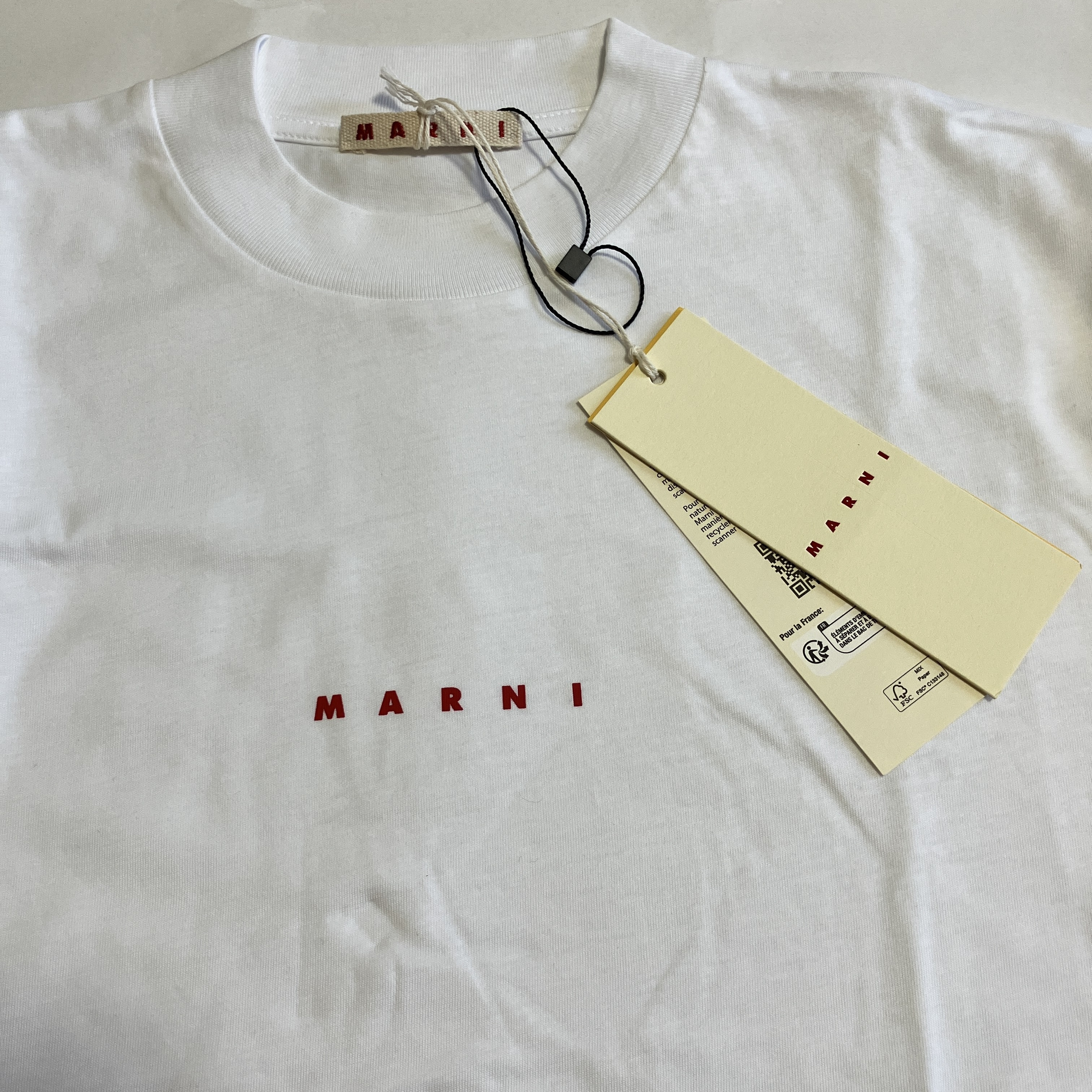 スニーカーと MARNI オーガニックコットン リブ編ルーズ Tシャツ