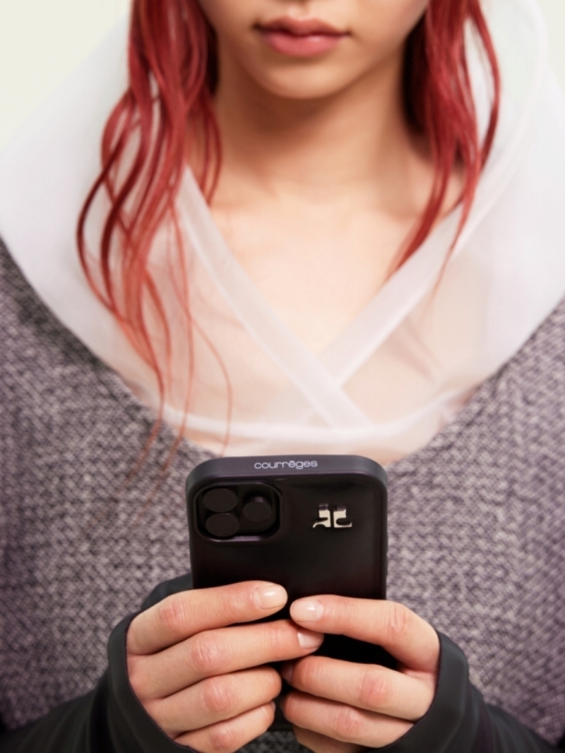 【Courreges】ロゴ レザー iPhone14 ケース【送料関税込】 完売前に!Courreges iPhone14 ケース 【送料関税込み