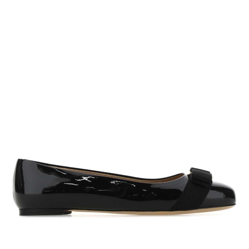 フラットシューズ FERRAGAMO Black leather Varina ballerinas