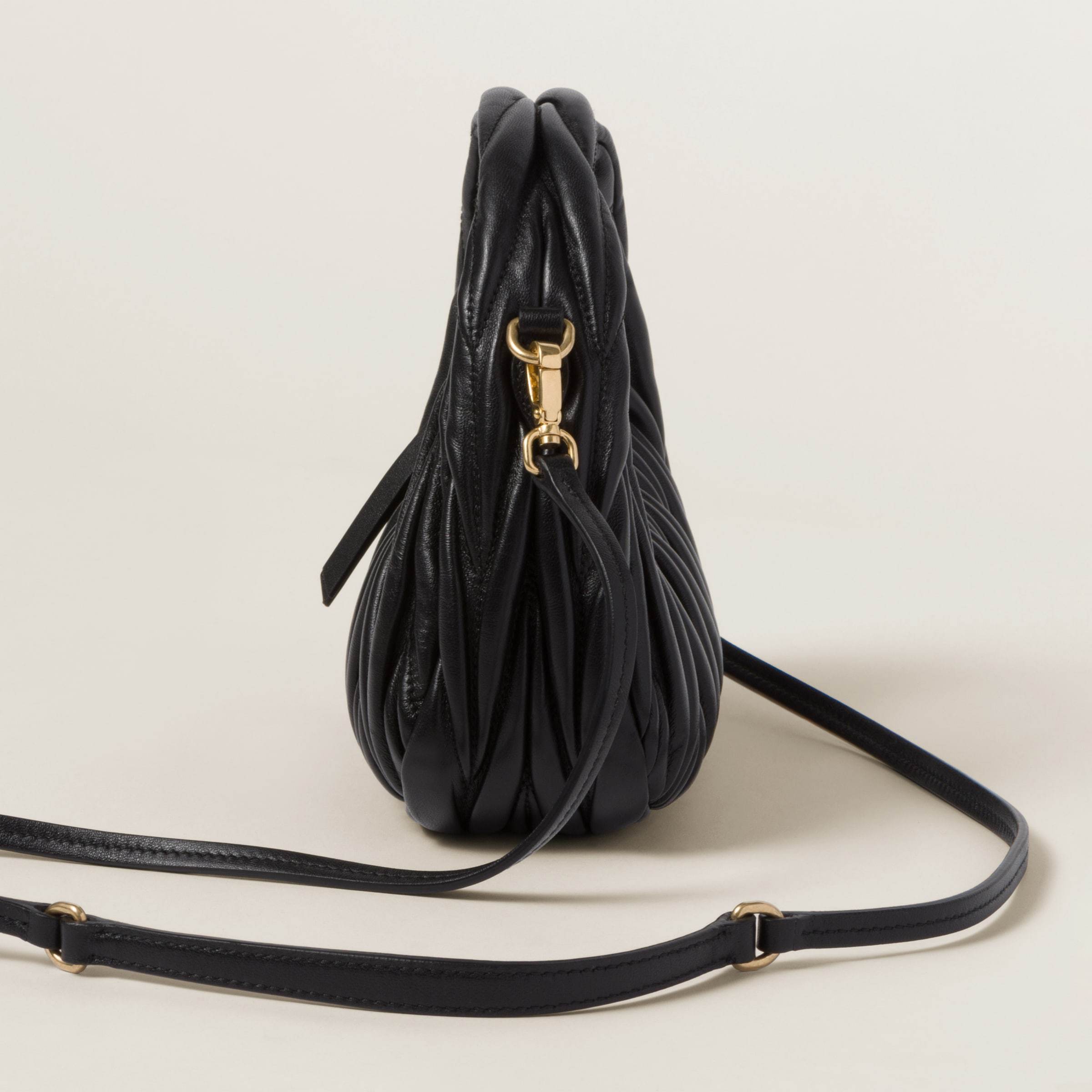 《送料無料》 MIU MIU Wander matelasse nappa hobo mini-bag