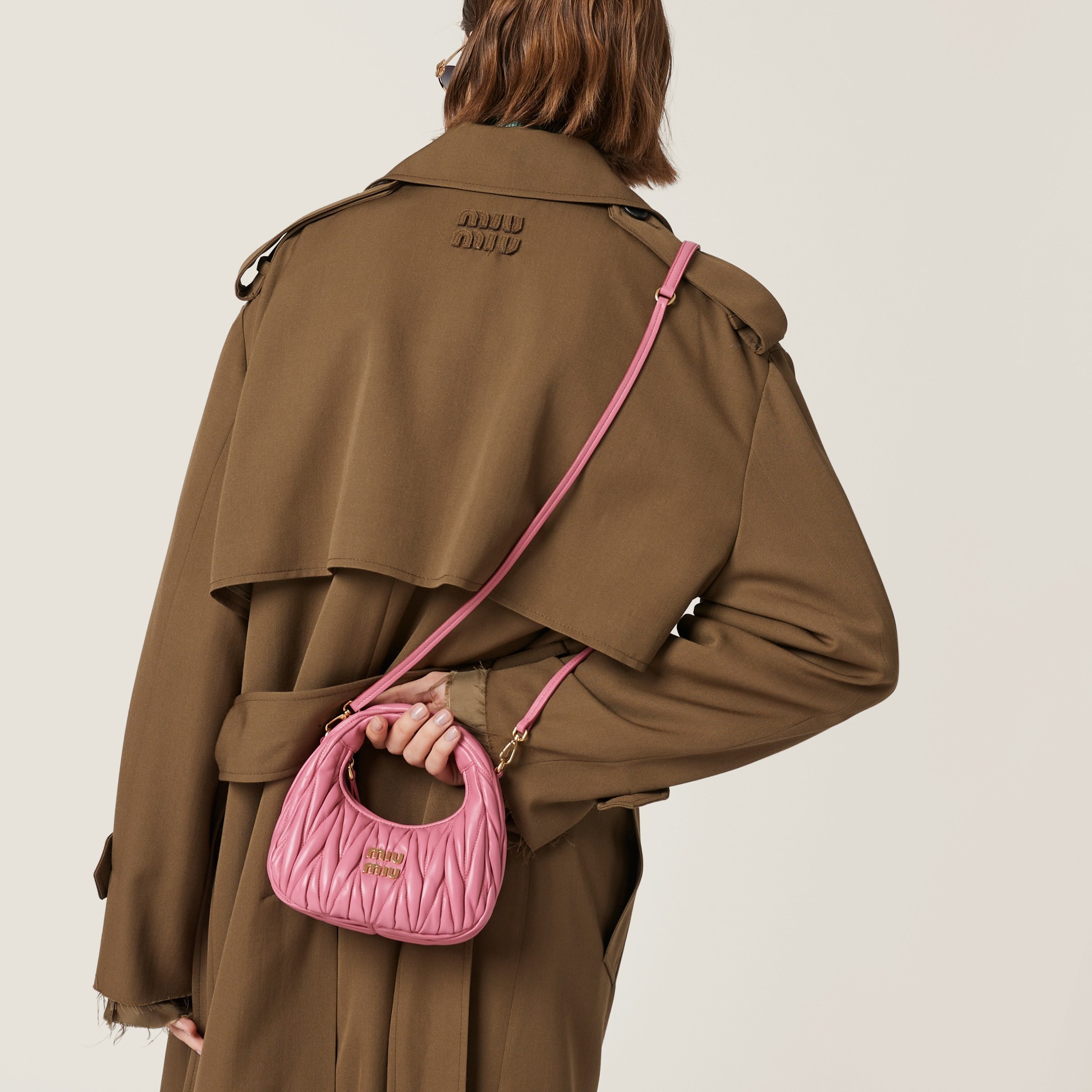 《送料無料》 MIU MIU Wander matelasse nappa hobo mini-bag