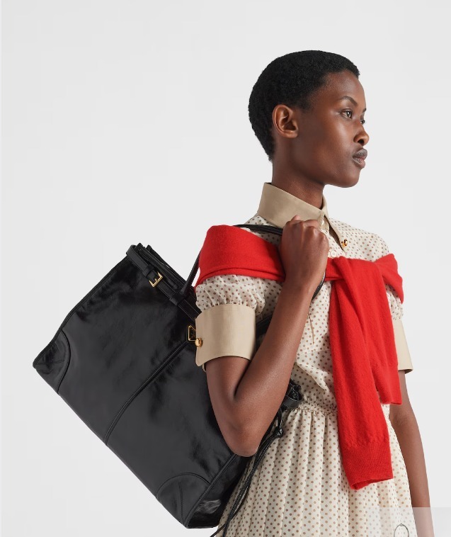 《送料無料》 PRADA Large leather handbag