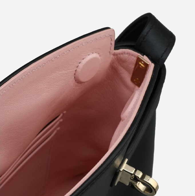 ♦Ferragamo♦HUG ハグ スマートフォンケース☆ FERRAGAMO ハグ スマートフォンケース 220650 770888 (FERRAGAMO