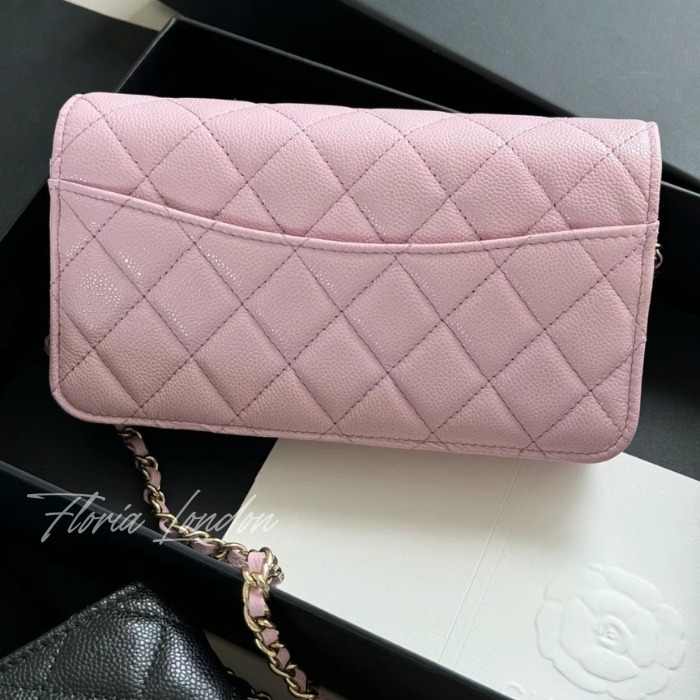 【国内発送/上品なデザイン♪】CHANEL フォンホルダー チェーン 安心国内発送☆【CHANEL】 チェーンウォレット フォンホルダー