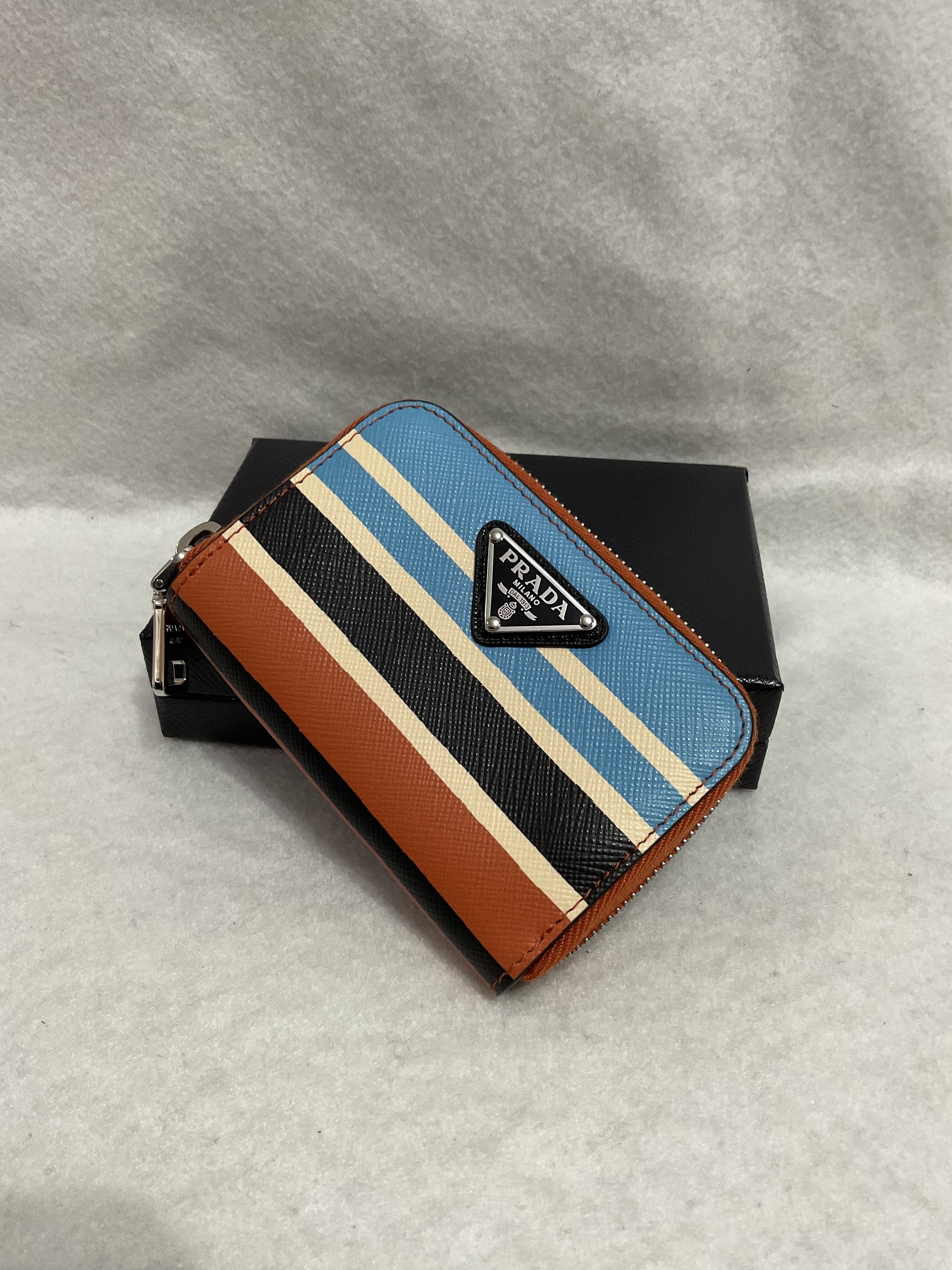 【100％本物保証】PRADA ZIP AROUND 長財布 ★直営店★ 三角ロゴ 100％本物保証】PRADA ZIP AROUND 長財布 ☆直営店☆ 三角ロゴ